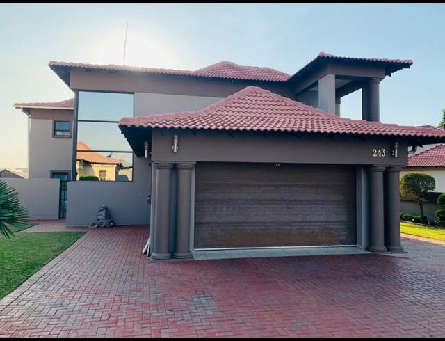 6 BEDROOM HOUSE FOR SALE IN SAVANNAH COUNTRY ESTATE